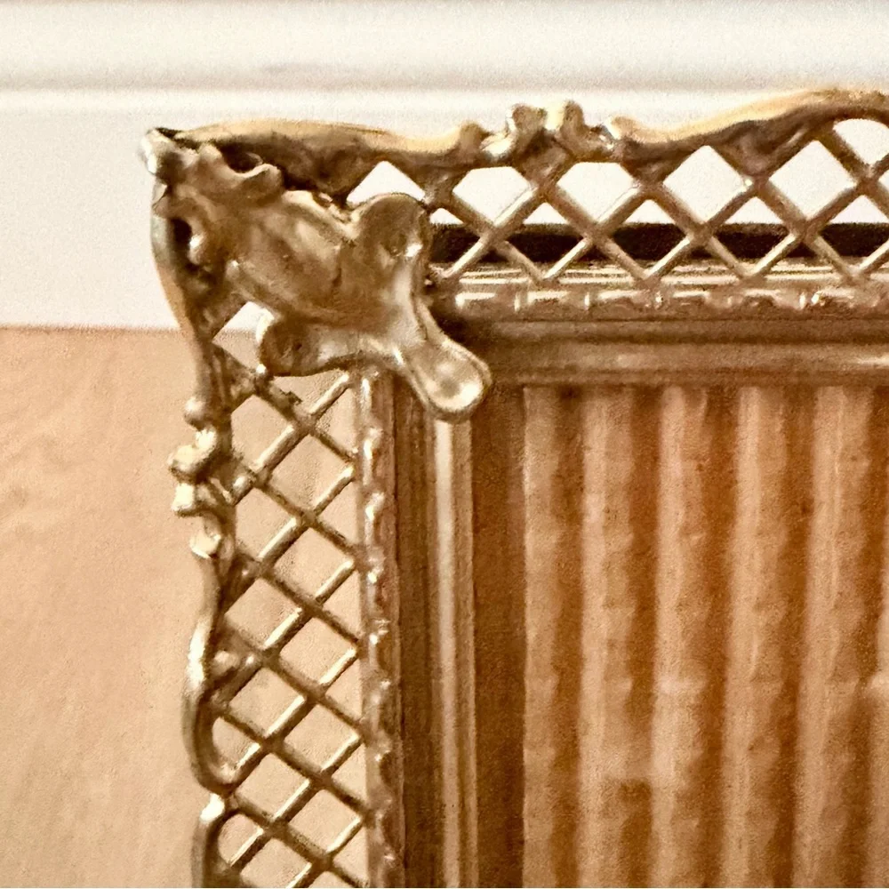 Vtg VICTORIAN Gold Tone Filigree Metal‎ PHOTO PICTURE FRAME W/ Glass 6” X 8
